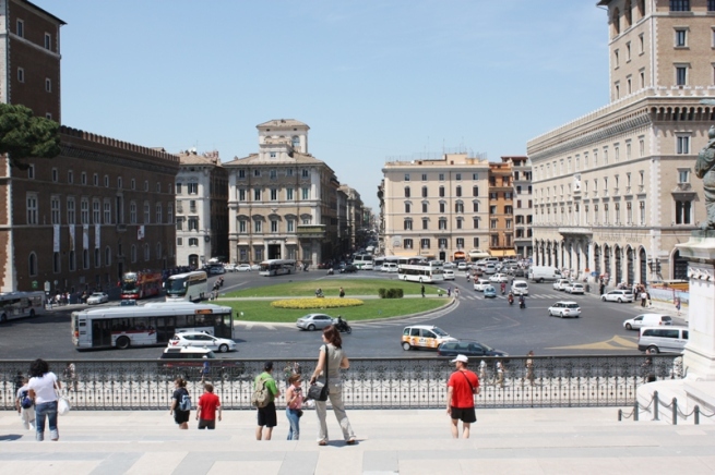 El Palacio Venecia en uno de los lados de la plaza. Al fondo la Via Corso.